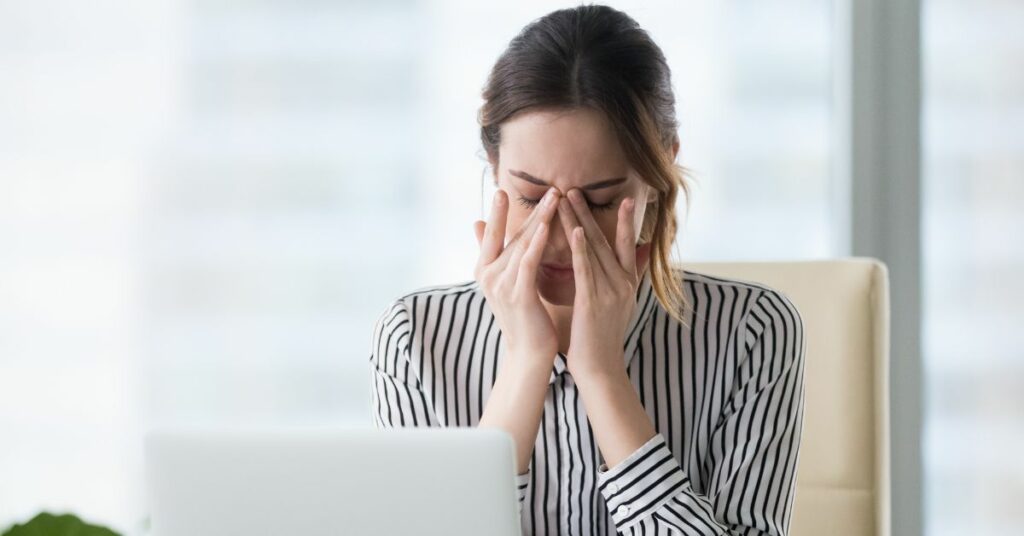 הקשר בין יובש בעיניים ותסמונת העין היבשה מה צריך לדעת